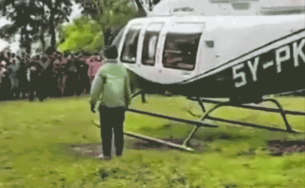 Người đàn ông bám càng trực thăng bay lên hẳn không trung