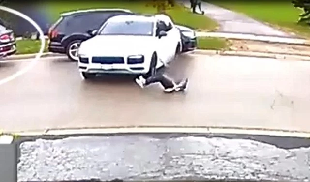 Cô gái tông ngã chủ xe rồi cướp xe Porsche