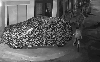 Cậu bé châm lửa đốt bạt che ô tô khiến nhiều người phẫn nộ