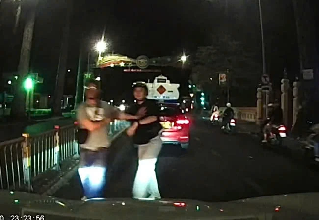 Nhóm người chửi bới, đập phá xe taxi công nghệ giữa phố