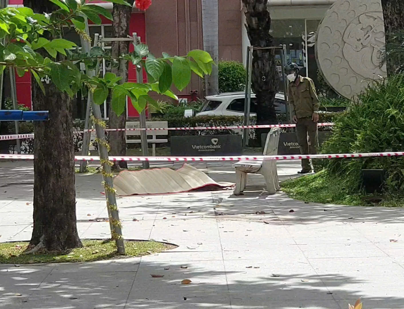 Người đàn ông tử vong trong tư thế quỳ tại công viên 