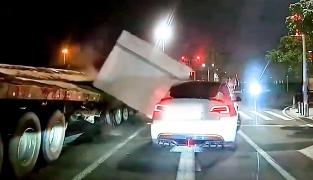 Khối bê tông trượt khỏi xe đầu kéo, đè trúng ô tô