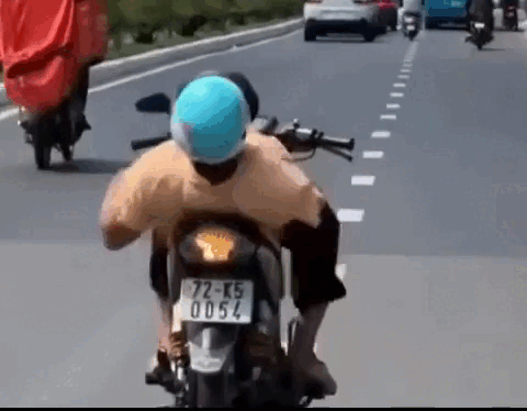 Người đàn ông cụt một tay, “nằm” lái xe máy chạy vun vút