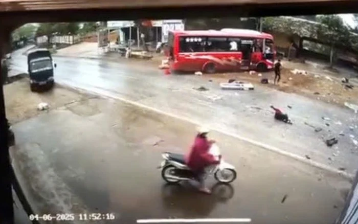 Xe khách va chạm xe đầu kéo, hành khách bay ra ngoài