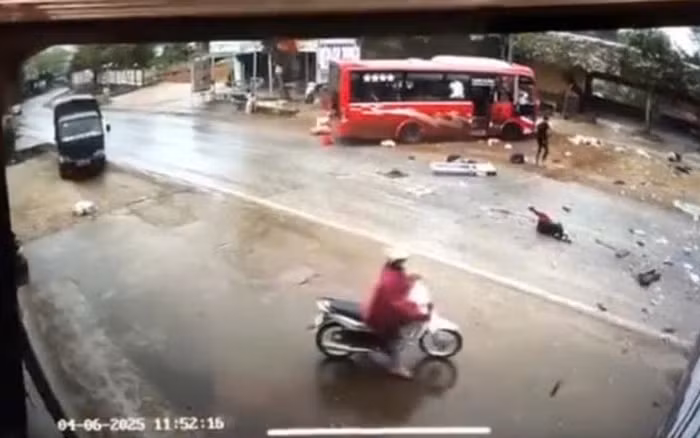 Xe khách va chạm xe đầu kéo, hành khách bay ra ngoài