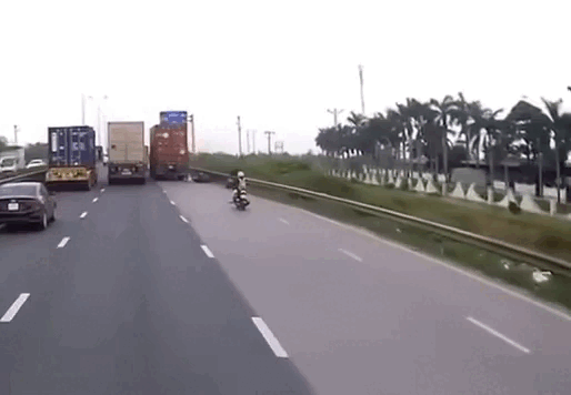 Va chạm với xe đầu kéo, con gái tử vong, bố bị thương