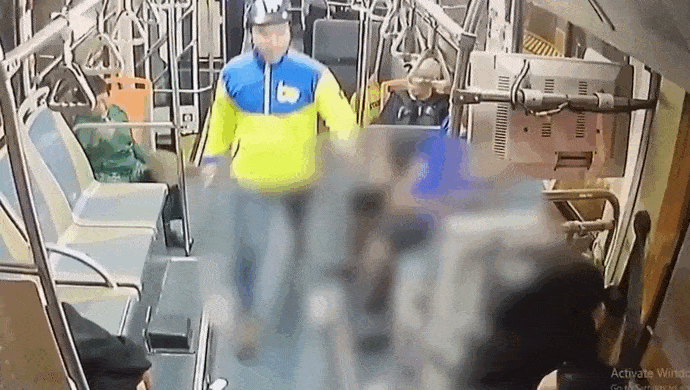 Tài xế xe bus bị thanh niên lao lên xe đánh tới tấp