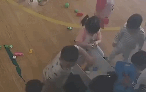 Cô giáo lôi trẻ ra góc khuất camera rồi đánh túi bụi 