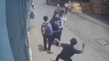 Nam sinh đứng tại cổng trường bị nhóm côn đồ đánh thương tích nặng