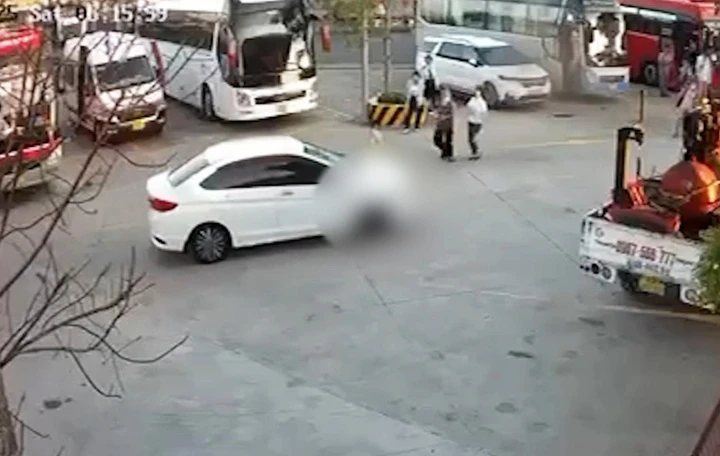 Bé gái bị ô tô tông tử vong tại trạm dừng nghỉ cao tốc