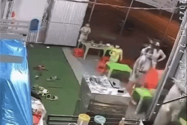 Bà bầu bị đánh dã man chỉ vì trẻ con giành đồ chơi