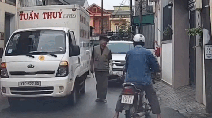 Đỗ xe chắn hết đường, tài xế đánh người khi bị nhắc nhở