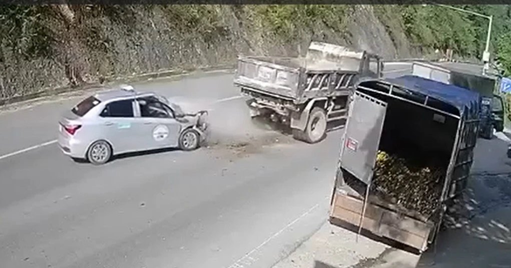 Đâm vào đuôi xe tải đang lùi, tài xế xe con tử vong