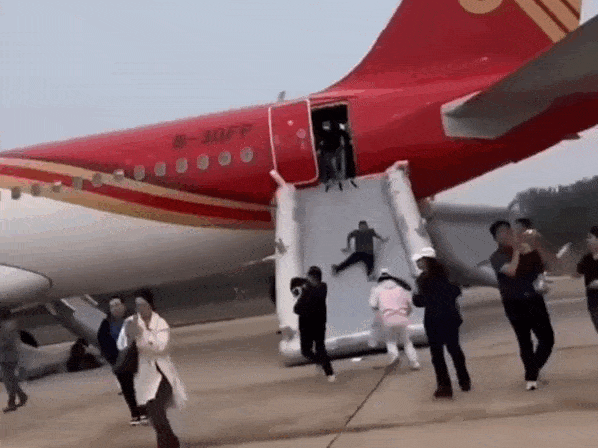 Máy bay hạ cánh khẩn cấp, hành khách tranh nhau phao trượt