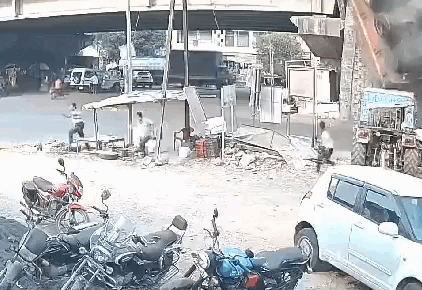 Xe tải chở dầu mất lái, rơi khỏi cầu vượt rồi bốc cháy