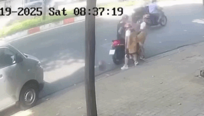 Xe máy gặp tai nạn nghiêm trọng do trái bóng lăn ra đường