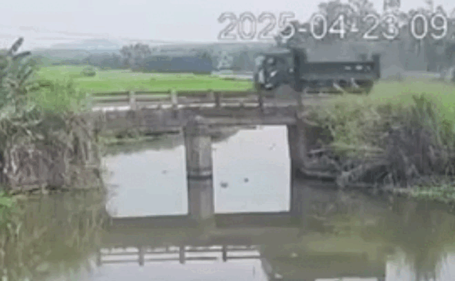Xe tải mất lái tông gãy thành cầu rồi rơi xuống đập nước