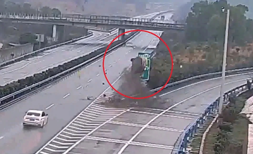 Xe hơi đâm vào lan can bay lên 2 vòng, tài xế vô sự