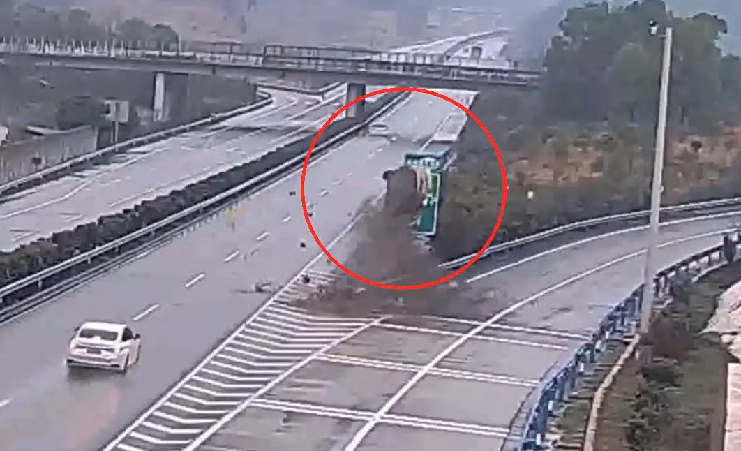 Xe hơi đâm vào lan can bay lên 2 vòng, tài xế vô sự