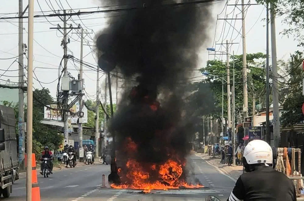 Xe hơi cháy rụi giữa đường gây ùn tắc hơn 5 km