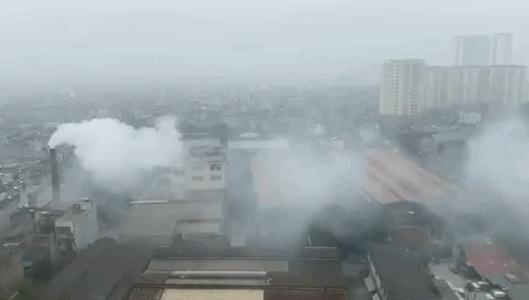 Nhà máy dệt xả cột khói khổng lồ giữa lòng thành phố