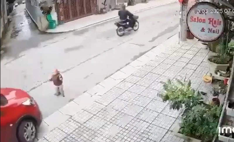 Bé trai 15 tháng tuổi bị cán tử vong trước cửa nhà trẻ tư