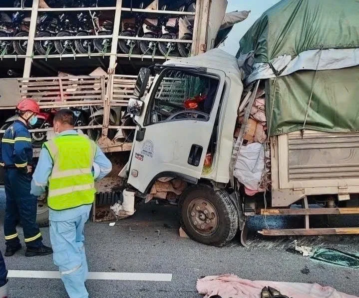 Tông đuôi xe khác trên cao tốc, 2 người mắc kẹt tử vong