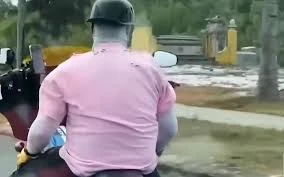 Nhóm biker buông hai tay điều khiển mô tô trên đường ven biển