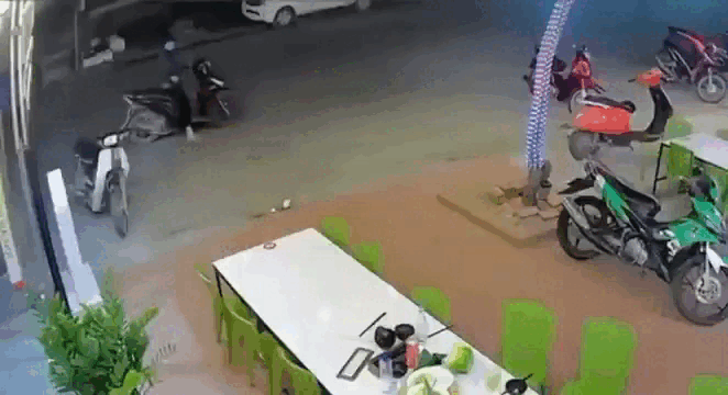 Dừng xe máy giữa đường, người phụ nữ bị ôtô húc văng