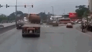 Xe đầu kéo làm rơi cuộn thép hàng chục tấn xuống đường