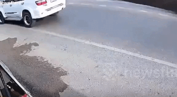 Hai xe hơi đâm nhau tan nát, xe máy thoát nạn kỳ diệu