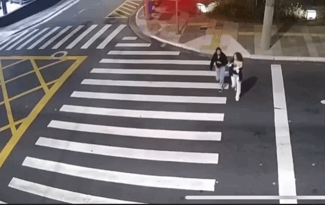 Hai cô gái trẻ thiệt mạng vì đụng độ xe hơi lao như gió