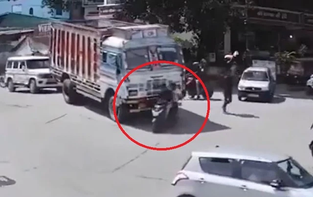 Hai người đàn ông đi xe máy bị cuốn vào gầm xe tải