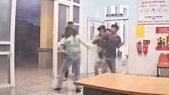 Nữ nhân viên y tế bị nhóm người đàn ông say rượu đánh