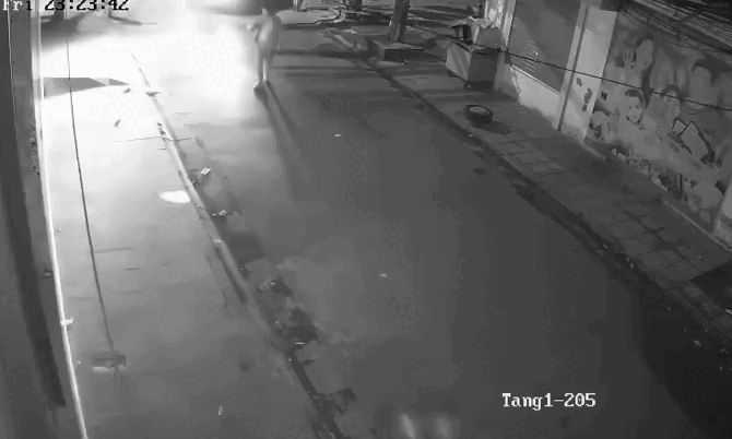 Xe hơi bỏ trốn sau khi tông phải người đàn ông trong đêm