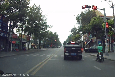 Xe biển xanh vượt đèn đỏ: Tài xế nói lý do không ngờ