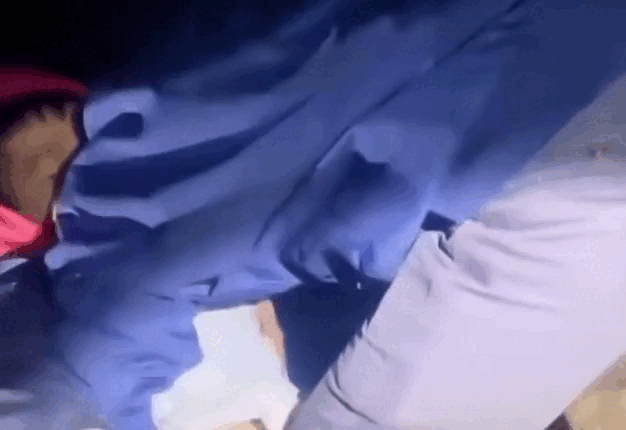 Thót tim thấy cháu bé lớp 2 ngủ ngon trên... cây xoài trước nhà