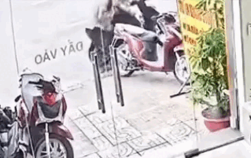 Sửa điện thoại nhưng định quỵt tiền, cô gái bị túm tóc giữ lại