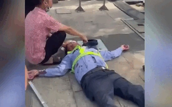 Bắt giữ thanh niên 'bênh' chó, đánh bảo vệ chảy máu đầu bất tỉnh