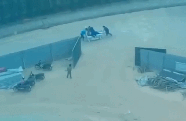 Bác sĩ chạy băng ca trên đường, cấp cứu thanh niên bị điện giật 