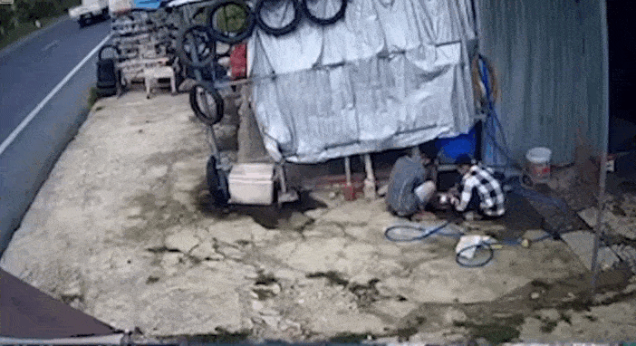 Khoảnh khắc xe tải mất lái, tông nát cửa hàng sửa xe ven đường