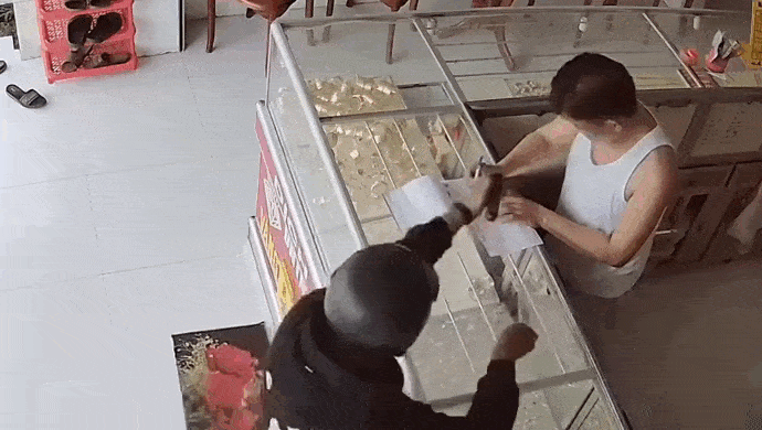 Xịt hơi cay vào chủ tiệm vàng, thanh niên bị bắt sau 40 phút