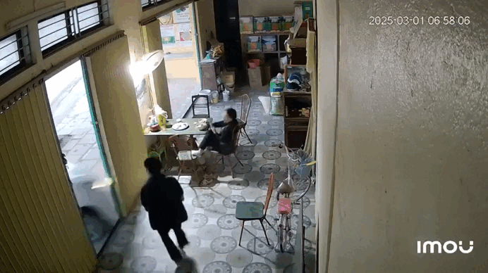 Xe hơi lao vào nhà dân, tông bay một phụ nữ đang ngồi