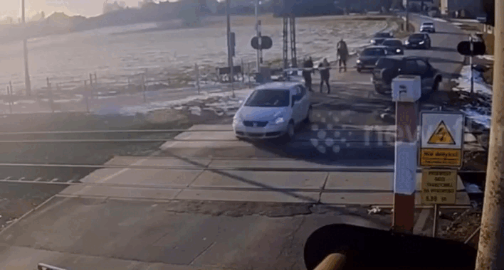 Giải cứu xe con bị kẹt trên đường ray lúc tàu hỏa lao tới