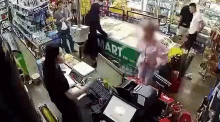 Người mẹ tát nhân viên siêu thị vì bị nhắc nhở con trộm đồ