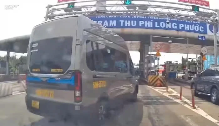 Xe khách cướp làn tại trạm thu phí, bị phạt 5 triệu