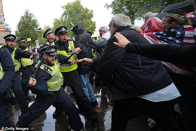Hình ảnh đụng độ giữa cảnh sát và người biểu tình ở London | Báo Tri thức  và Cuộc sống - TIN TỨC PHỔ BIẾN KIẾN THỨC 24H