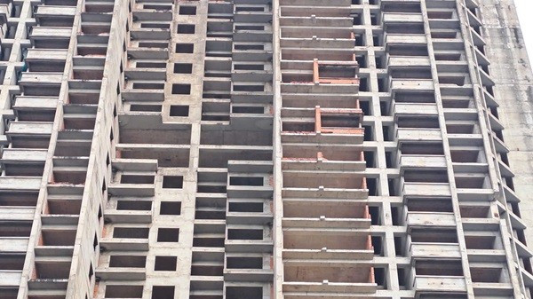 Sau gần 3 năm thi công, dự án chính thức “đứng hình” từ tháng 8/2016 khi mới hoàn thiện phần kết cấu thô đến tầng 32. Ảnh: Thiên Bảo – Lê Vũ anh-2.jpg
