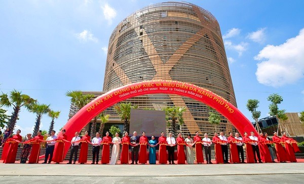 Lãnh đạo TP HCM và các đại biểu thực hiện nghi thức cắt băng khánh thành Rạp xiếc và biểu diễn đa năng Phú Thọ. rap-xiec-1.jpg