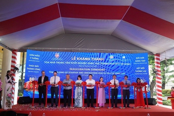 Hà Trang khoi-nghiep-1.jpg